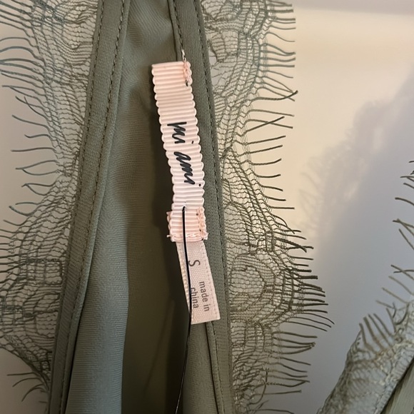 NWT francesca’s green lace tank top - Picture 2 of 4